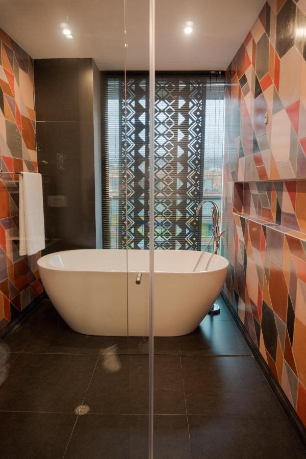 Hotel V1501 Пасто Экстерьер фото A freestanding bathtub