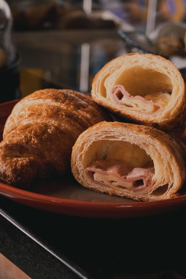 Hotel V1501 Пасто Экстерьер фото A ham and cheese croissant